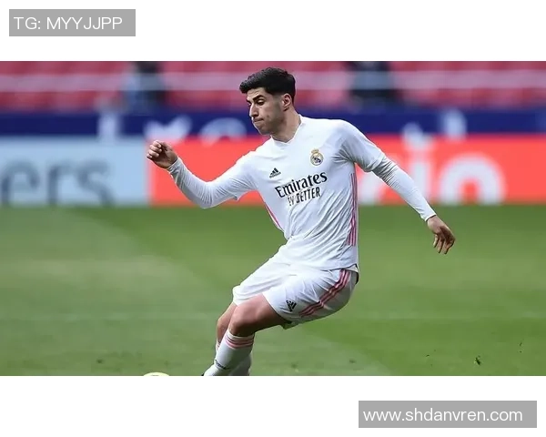 足球明星定点球技巧解析 盘点足坛经典定球瞬间与训练方法