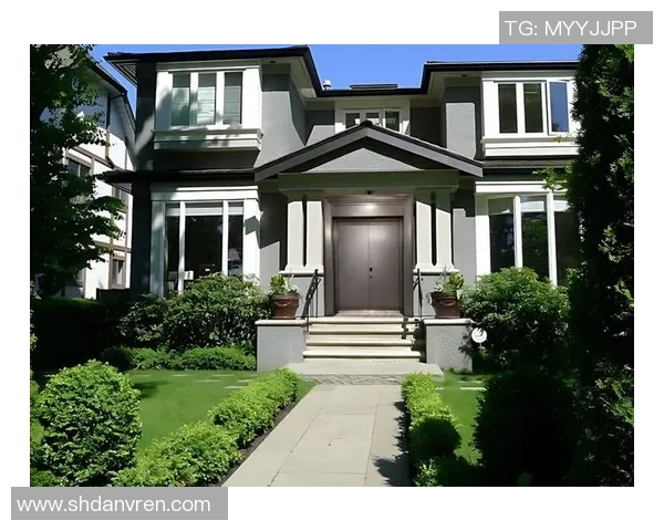 足球巨星生活照对比：从豪华别墅到家庭时光展现不同面貌