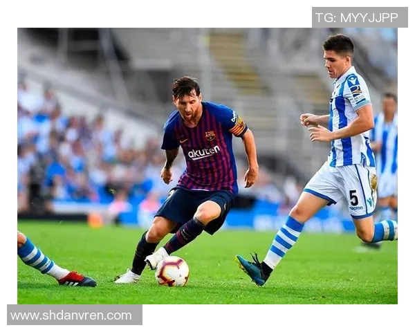 身披璀璨战袍的足球巨星展现绿茵场上王者风采